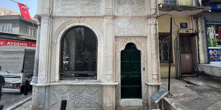 İzmir'in tarihi hamamı, sebil ve çeşmeleri zamana yenik düşüyor