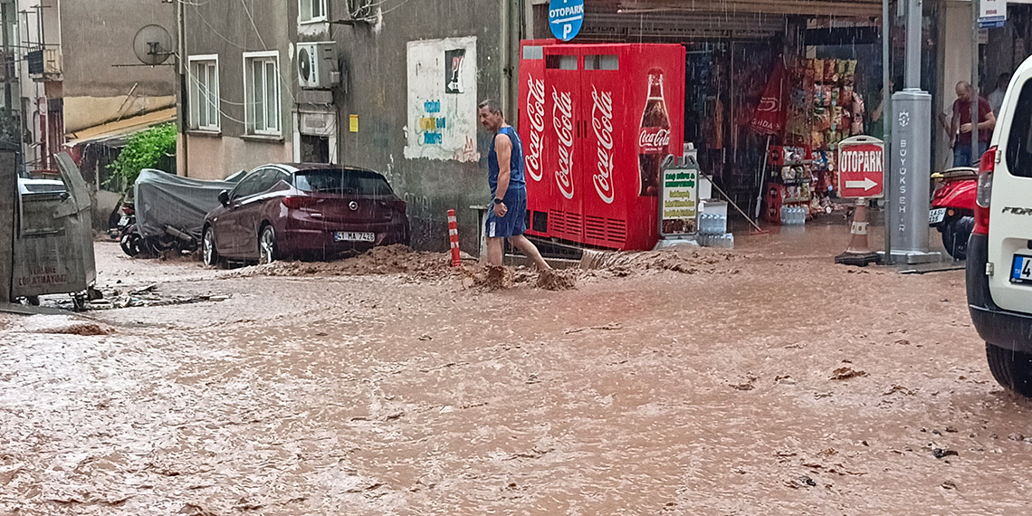 İzmit'te sağanak yağış etkili oldu