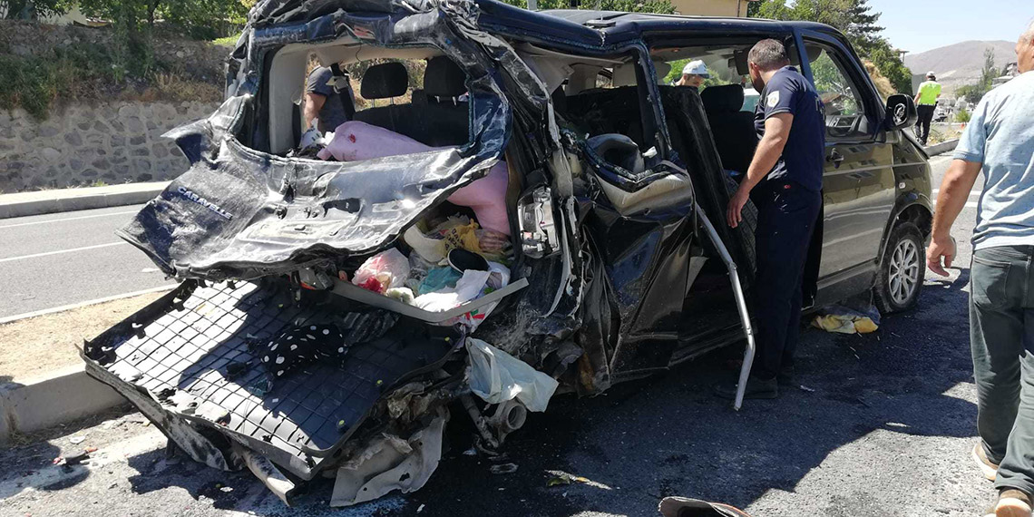 Kamyon hafif ticari araca çarptı: 2'si ağır, 5 yaralı