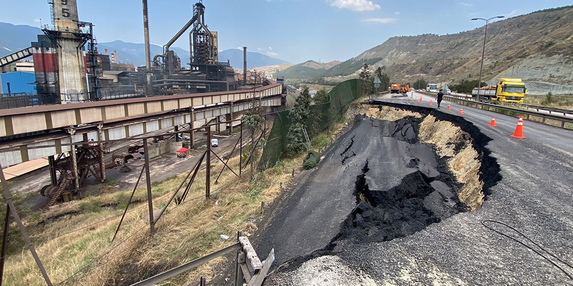 Kara yolundaki çökme, demir yolunu da ulaşıma kapattı