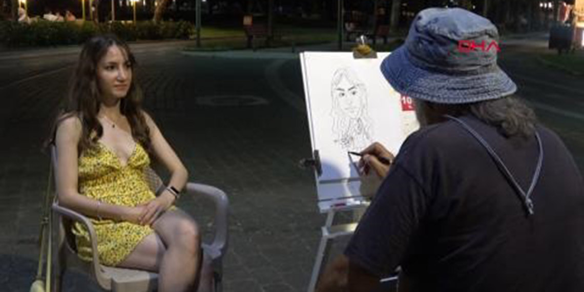 Karikatürist Kemal Akkoç, yarım asırdır aynı parkta karikatür çiziyor