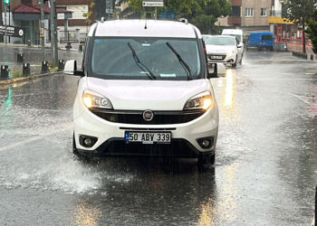 Kartal'da sağanak etkili oldu; vatandaşlar zor anlar yaşadı