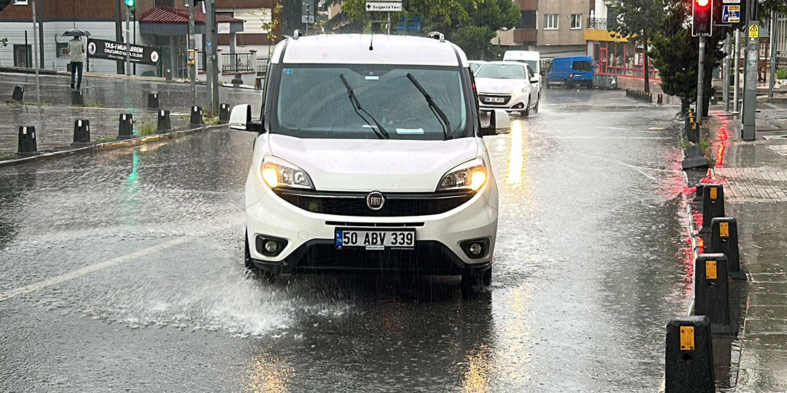 Kartal'da sağanak etkili oldu; vatandaşlar zor anlar yaşadı