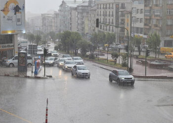 Kastamonu'da sağanak; ev iş yerlerini su bastı