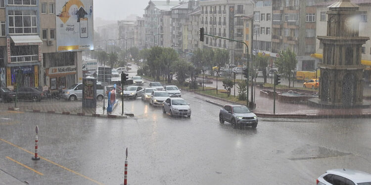 Kastamonu'da sağanak; ev iş yerlerini su bastı