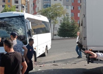 Kayseri'de servis midibüsü ile kamyon çarpıştı: 10 yaralı
