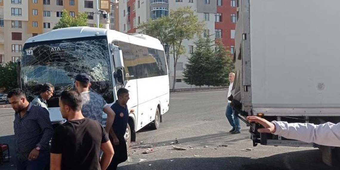 Kayseri'de servis midibüsü ile kamyon çarpıştı: 10 yaralı