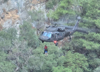 Kaz Dağları'nda mahsur kalan 10 kişi helikopterle kurtarıldı