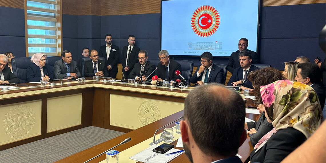 Sağlık Bakanı Kemal Memişoğlu, "Daha iyi bir sağlık sistemimiz, daha iyi bir hizmet sunumumuz olacak. En büyük amacımız önce hasta memnuniyeti, sonra çalışan memnuniyeti ve hastalanmadan insanların sağlığını koruyacak bir sistemi daha etkili bir hale getirmeye çalışacağız" dedi.