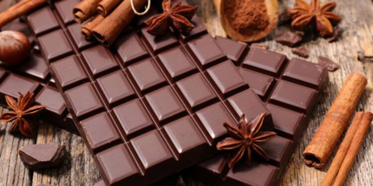 Keskin gözler için siyah çikolata tüketin