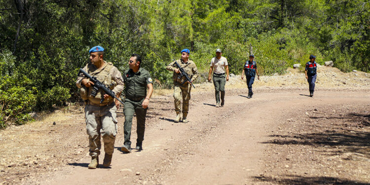 Komando birlikleri yangın nöbetinde