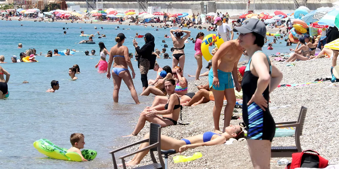 Antalya'da hava sıcaklığı 41 dereceye kadar ulaşırken, dünyaca ünlü konyaaltı sahili doldu.