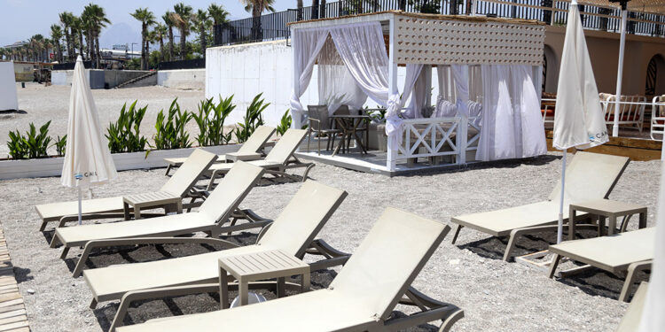 Konyaaltı Sahili'nde 1 günün maliyeti 1500 liradan başlıyor