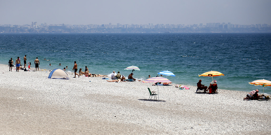 Konyaaltı Sahili'nde 1 günün maliyeti 1500 liradan başlıyor