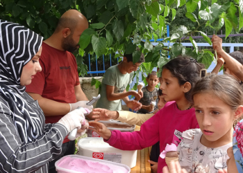 Köyleri gezip çocuklara dondurma dağıtıyorlar