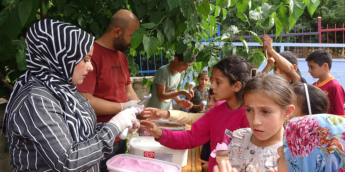 Köyleri gezip çocuklara dondurma dağıtıyorlar