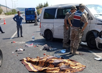 Lastiği patlayan minibüs takla attı: 1 ölü, 8 yaralı