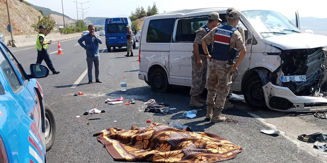 Lastiği patlayan minibüs takla attı: 1 ölü, 8 yaralı