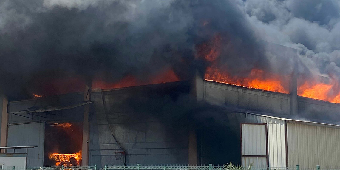 Manisa'da plastik fabrikasında yangın