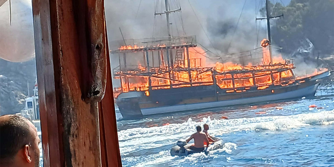 Marmaris'te tur teknesi yandı; 4 kişi hastaneye kaldırıldı