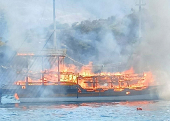 Marmaris'te tur teknesi yangını makine dairesinden çıkmış; 2 gözaltı