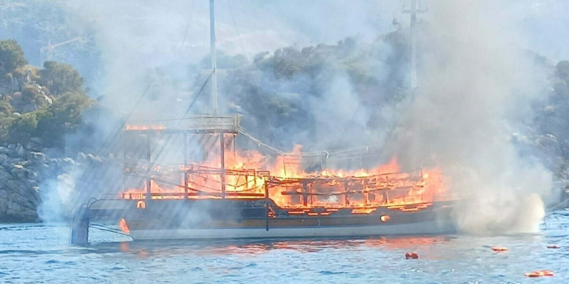 Marmaris'te tur teknesi yangını makine dairesinden çıkmış; 2 gözaltı