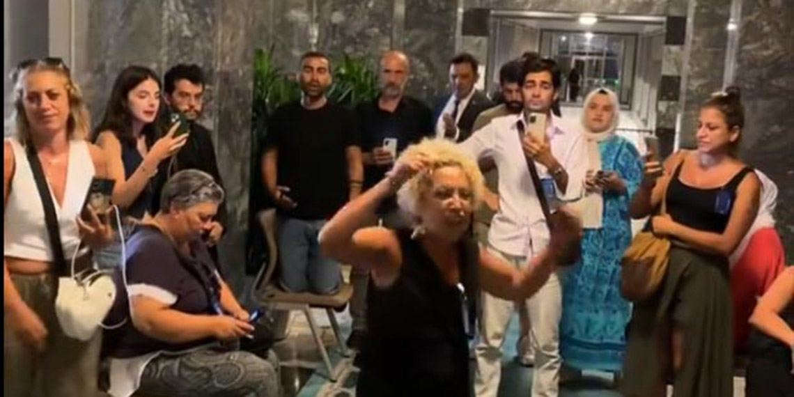 Meclis koridorunda ıslık ve sloganlı protesto tartışması