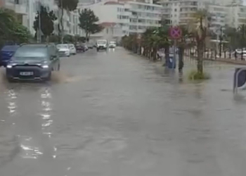 Mudanya'da sağanak, sahil yolunu göle çevirdi