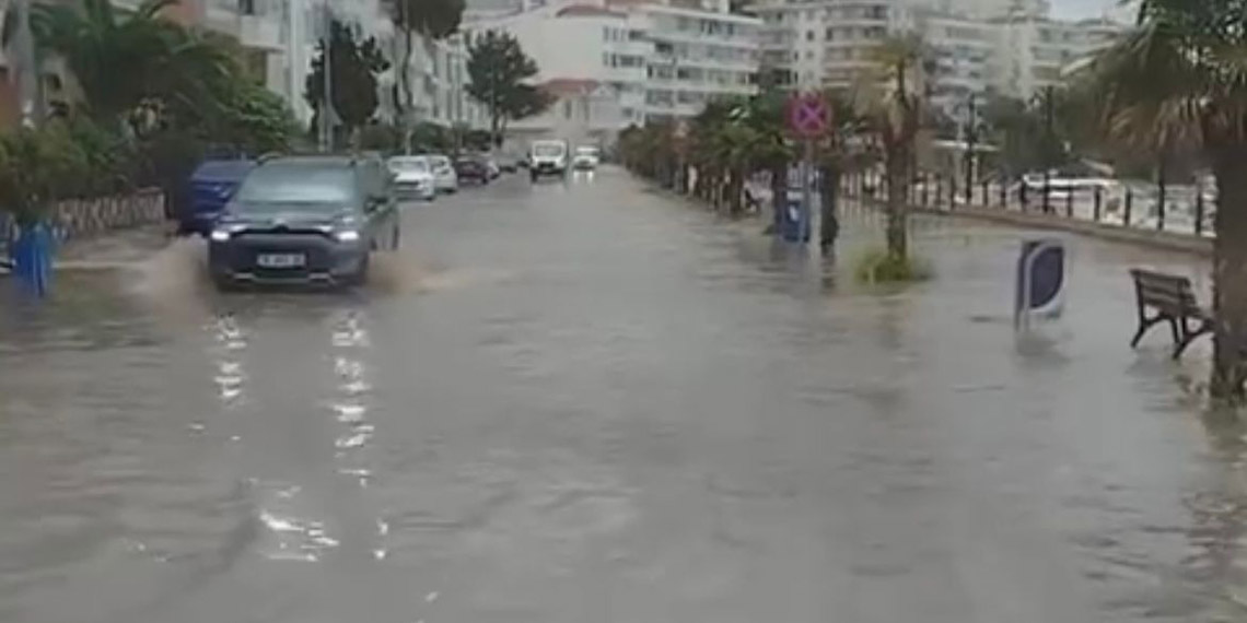 Mudanya'da sağanak, sahil yolunu göle çevirdi