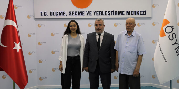 ÖSYM Başkanı Ersoy, en genç ve en yaşlı YKS adaylarıyla buluştu