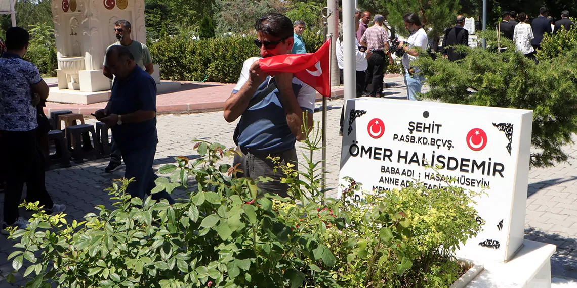 Ömer halisdemir'in kabrine ziyaretçi akını