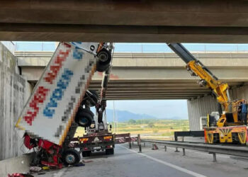 Osmaniye'de kontrolden çıkan TIR köprüden düştü: 1 ölü