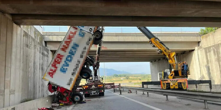 Osmaniye'de kontrolden çıkan TIR köprüden düştü: 1 ölü
