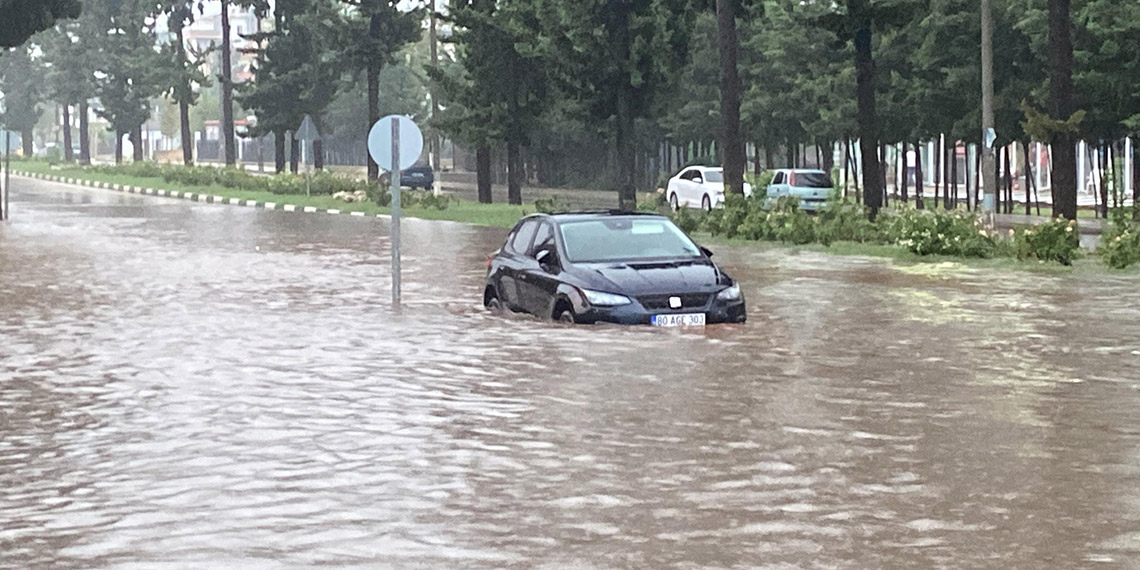 Osmaniye'de sağanak yolları göle çevirdi, araçlar suya gömüldü