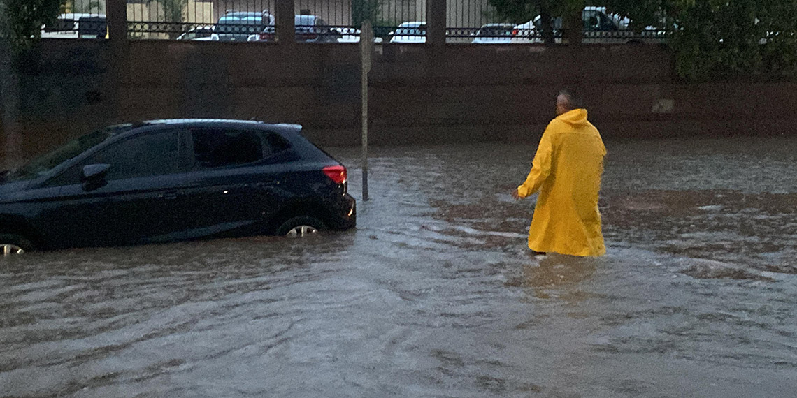 Osmaniye'de sağanak yolları göle çevirdi, araçlar suya gömüldü