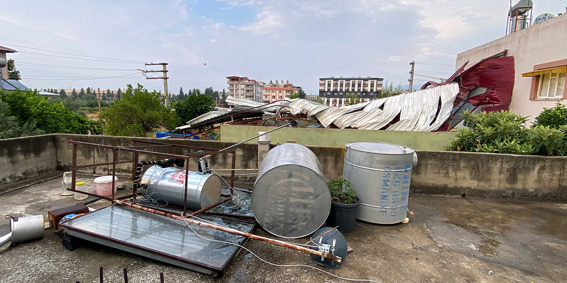 Osmaniye'de şiddetli fırtına çatıları uçurdu, ağaçları kökünden söktü