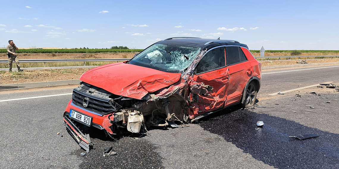 Otomobil karşı şeride geçip minibüsle çarpıştı: 12 yaralı