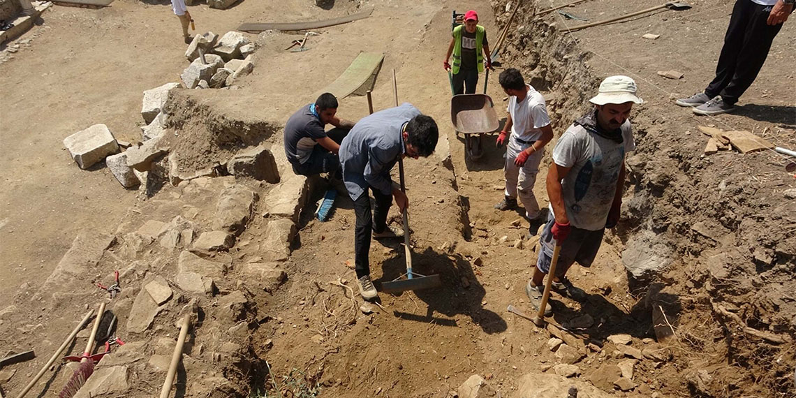 Çanakkale'nin Biga ilçesine bağlı Kemer köyünde, 2 bin 700 yıllık geçmişe sahip Roma İmparatorluğu'nun liman kenti Parion'da 2'nci antik liman bulundu.