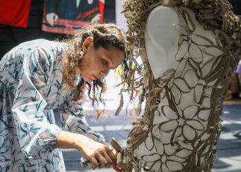 Plastik atıkları heykele dönüştürüyor