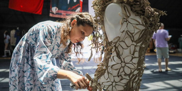 Plastik atıkları heykele dönüştürüyor