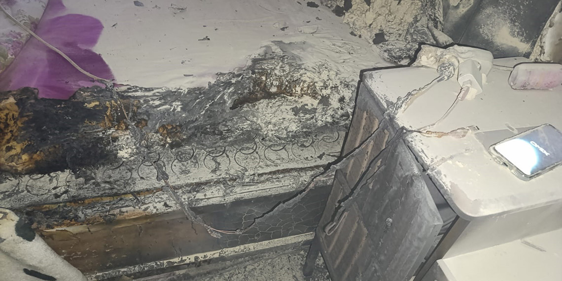 Prizde takılı şarj aleti evi yaktı