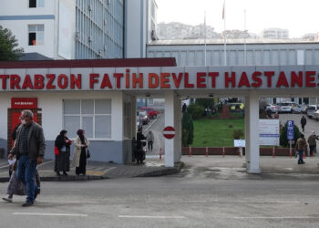 Rapor vermediği iddiasıyla doktora kaskla saldıran 2 kişiye gözaltı