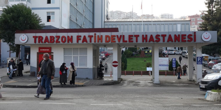 Rapor vermediği iddiasıyla doktora kaskla saldıran 2 kişiye gözaltı