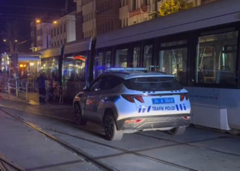Raylara düşen bir kişi tramvayın altında kalarak hayatını kaybetti