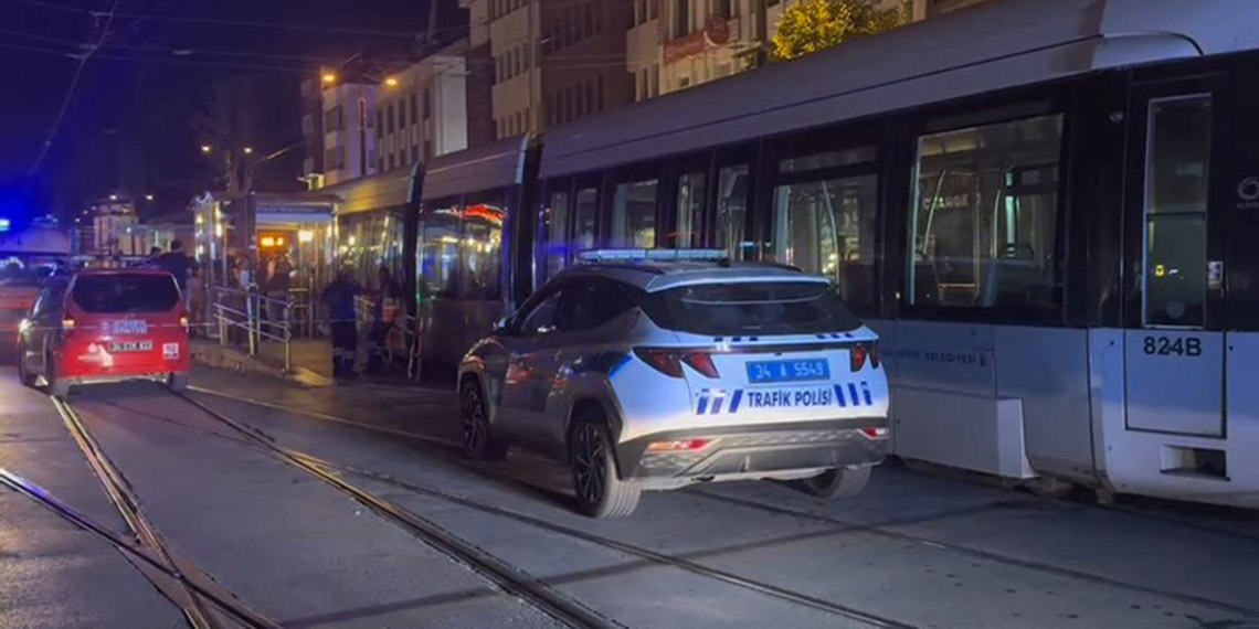Raylara düşen bir kişi tramvayın altında kalarak hayatını kaybetti