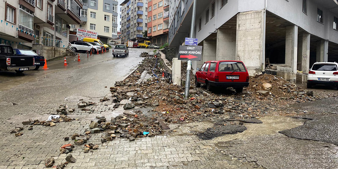 Rize'de sağanak etkili oldu