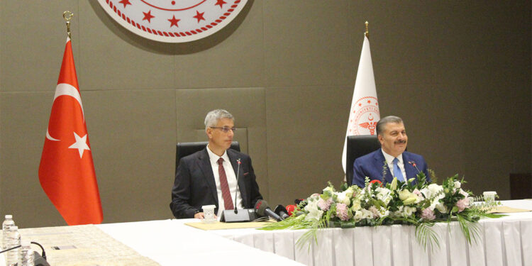 Kemal Memişoğlu görevi Fahrettin Koca'dan teslim aldı