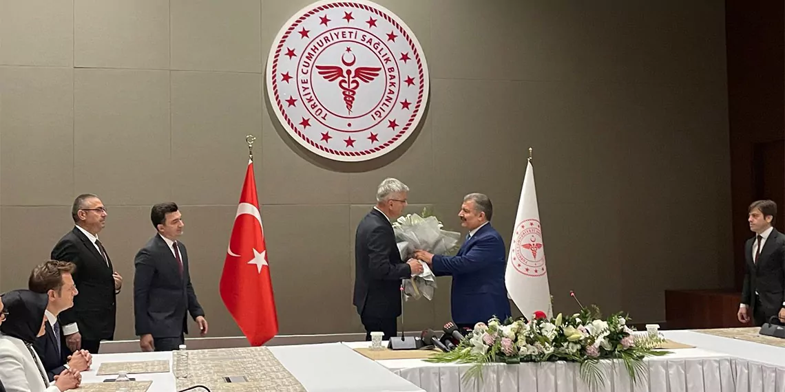 Sağlık bakanlığı’nda düzenlenen devir teslim töreni ile sağlık bakanı olarak atanan kemal memişoğlu görevi fahrettin koca'dan teslim aldı.