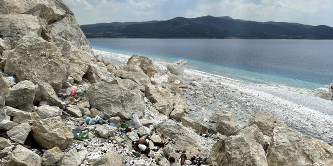Salda Gölü'nde çöp ve kuruma alarmı