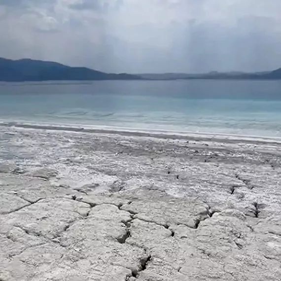 Salda gölü'nde çöp ve kuruma alarmı